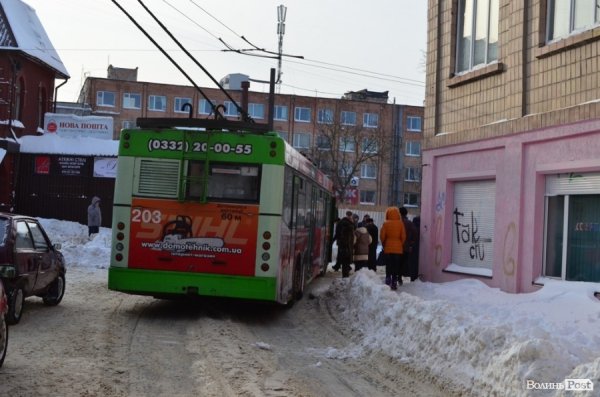 У центрі Луцька - знову затор. Тепер через водія «Мазди». ФОТО 