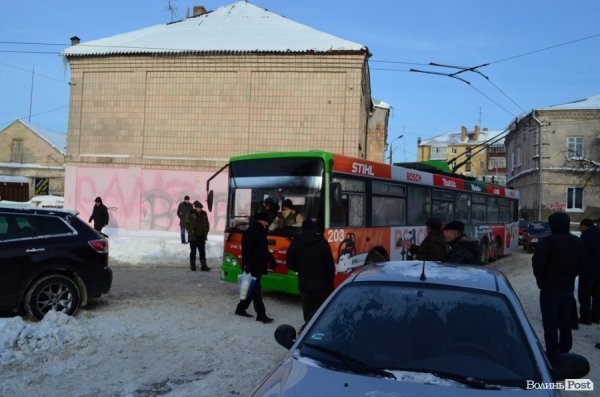 У центрі Луцька - знову затор. Тепер через водія «Мазди». ФОТО 
