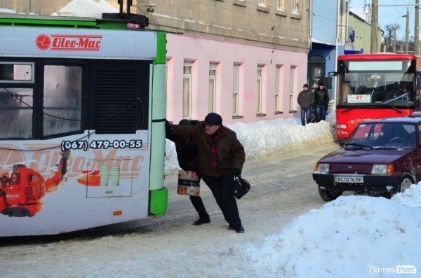 У центрі Луцька - знову затор. Тепер через водія «Мазди». ФОТО 