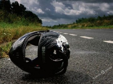 На Волині зіткнулися легковик та мотоцикл: є постраждалий