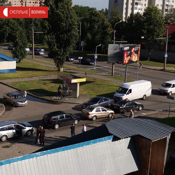 На перехресті у Луцьку трапилася ДТП за участю чотирьох автівок. ФОТО