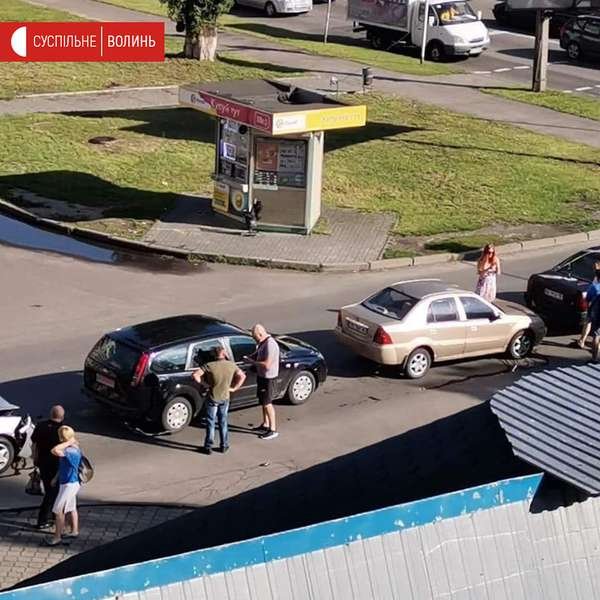 На перехресті у Луцьку трапилася ДТП за участю чотирьох автівок. ФОТО