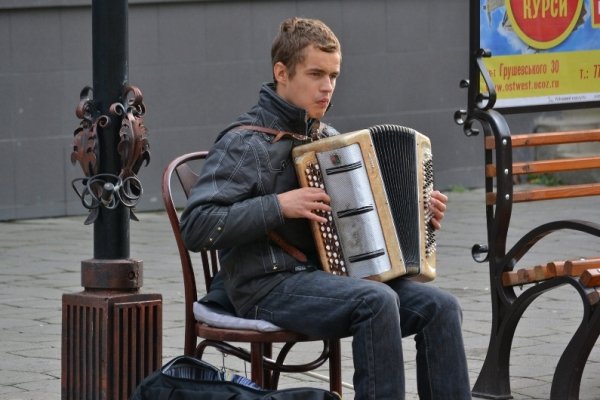 Луцький вуличний баяніст розповів про заробітки й ідеальну дівчину. ФОТО