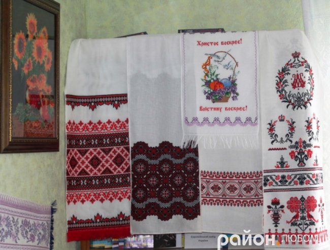 На Волині організували виставку вишитих робіт колишнього вчителя фізики. ФОТО