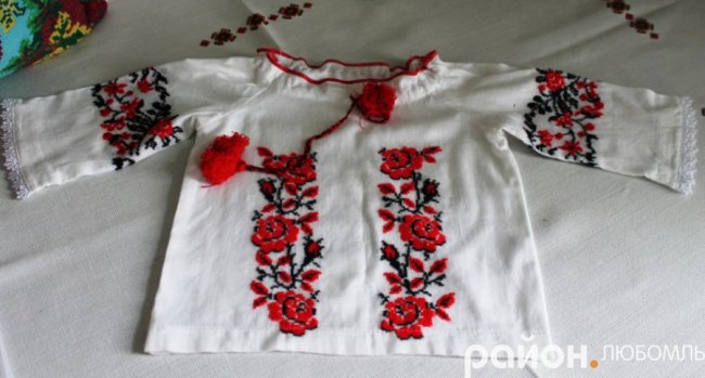 На Волині організували виставку вишитих робіт колишнього вчителя фізики. ФОТО