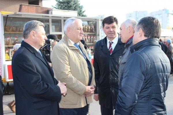 Чиновнику з Києва показали луцький ринок. ФОТО