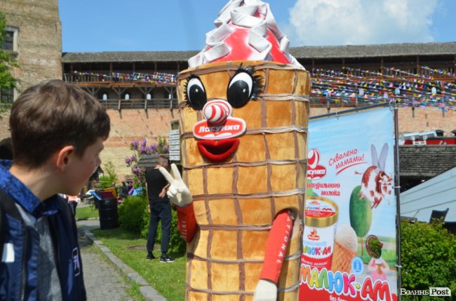 У замку Любарта стартував Lutsk Food Fest: що і за скільки пропонують скуштувати. ФОТО