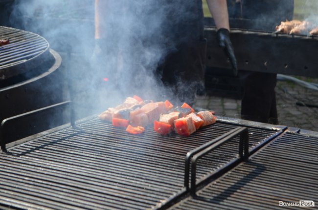 У замку Любарта стартував Lutsk Food Fest: що і за скільки пропонують скуштувати. ФОТО