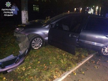 Авто, яке влетіло в дерево в Луцьку, було з СТО