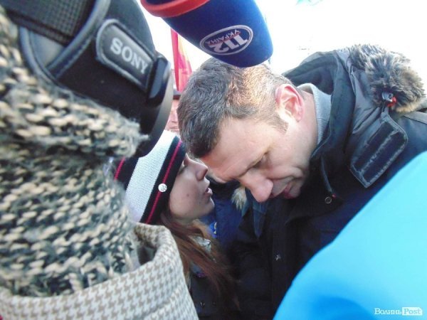 Віталій Кличко роздає автографи