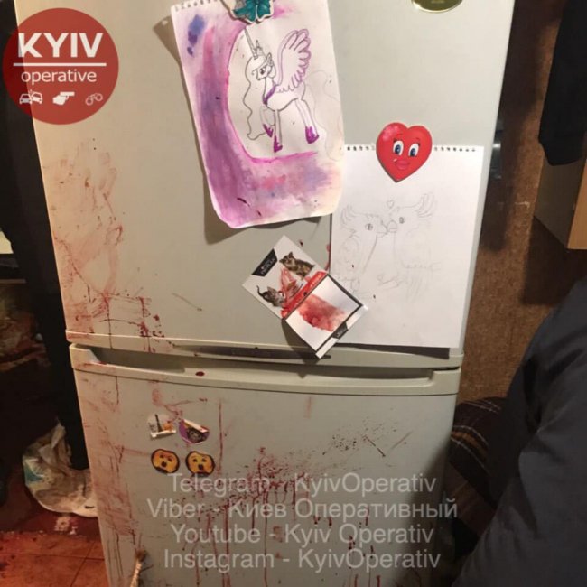 У Києві чоловік влаштував вдома криваву розправу над жінкою і дитиною. ФОТО 18+