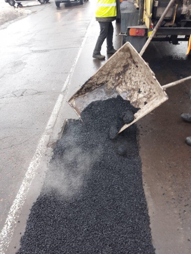 У Луцьку ліквідовують ями на дорогах