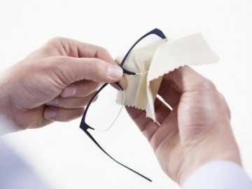 Лікар з Луцька розповіла, яким має бути правильний догляд за окулярами