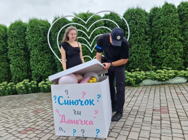 Поліцейський з Волині дізнався стать майбутньої дитини на блокпості. ФОТО