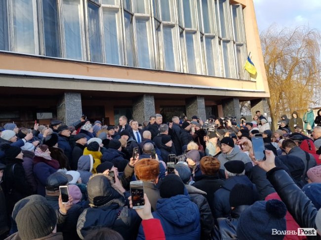 Оплески і вигуки «Вітаємо!»: у Ківерцях зустріли Порошенка. ФОТО. ВІДЕО