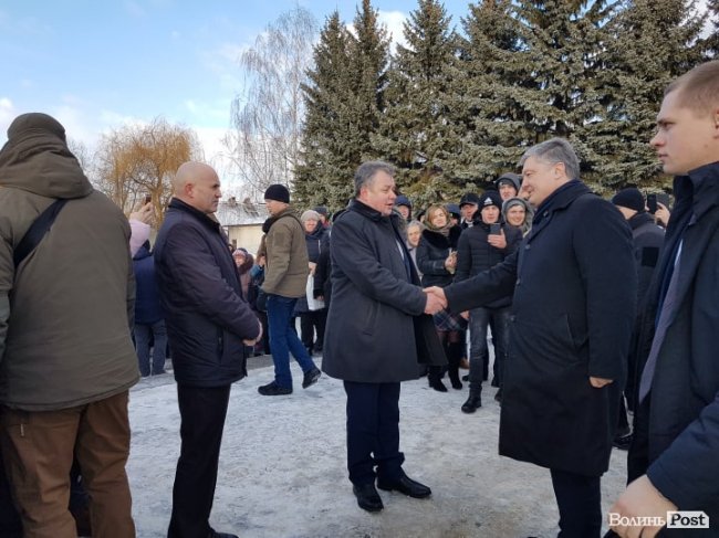 Оплески і вигуки «Вітаємо!»: у Ківерцях зустріли Порошенка. ФОТО. ВІДЕО