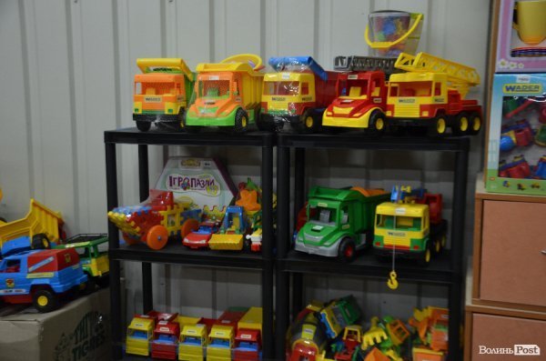 Безпека та якість: луцька фабрика показала, як виготовляє іграшки