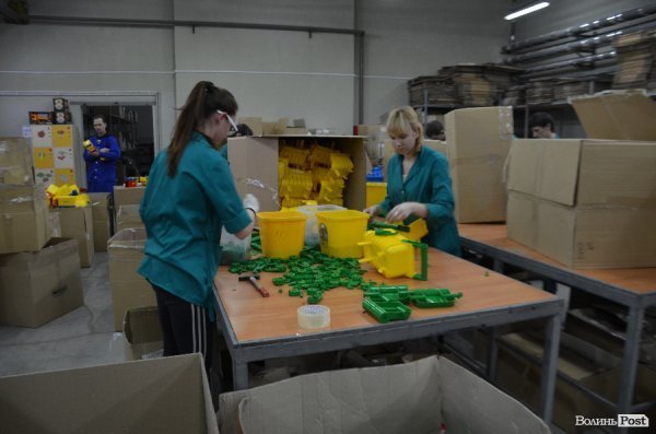 Безпека та якість: луцька фабрика показала, як виготовляє іграшки