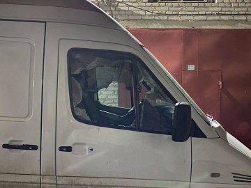 У Луцьку п’яний чоловік потрощив бус і легковик. ФОТО