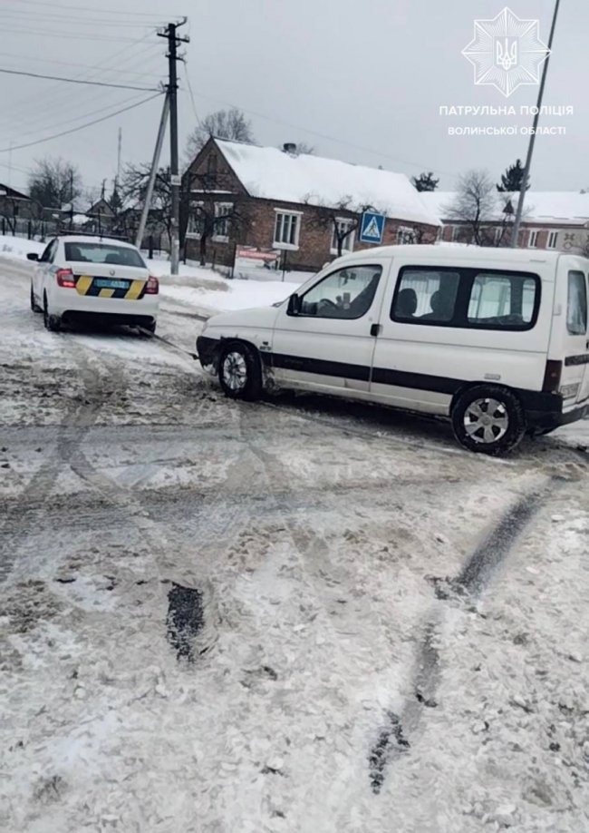 Волинські патрульні допомогли двом водіям, у яких були несправні автомобілі