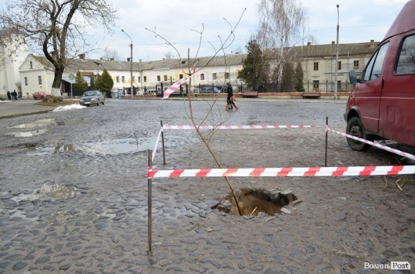 Під провалом на Замковій площі у Луцьку знайшли невідоме підземелля. ФОТО