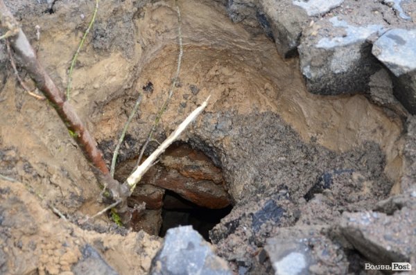 Під провалом на Замковій площі у Луцьку знайшли невідоме підземелля. ФОТО