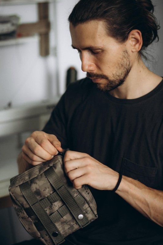 Як луцький відеограф заради перемоги сів за швейну машинку 