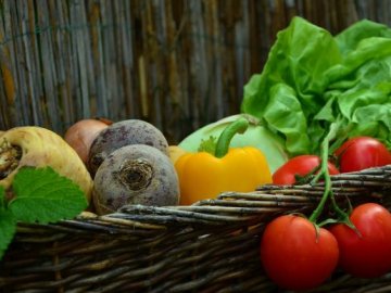 У Рівному чоловік з'їв немиті овочі та фрукти і помер