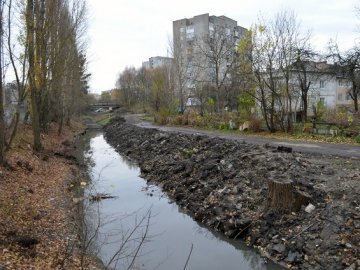 Чистять брудну луцьку річку. ФОТО