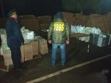 На Волині у фурі знайшли велику патрію контрабандних сигарет