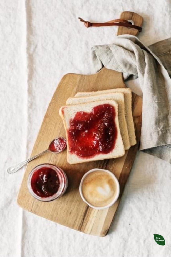 Час журавлини: на Волині лісівники завершують ягідний сезон