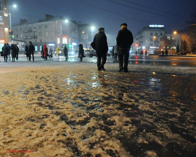 Сніжний вечір у Луцьку. ФОТО