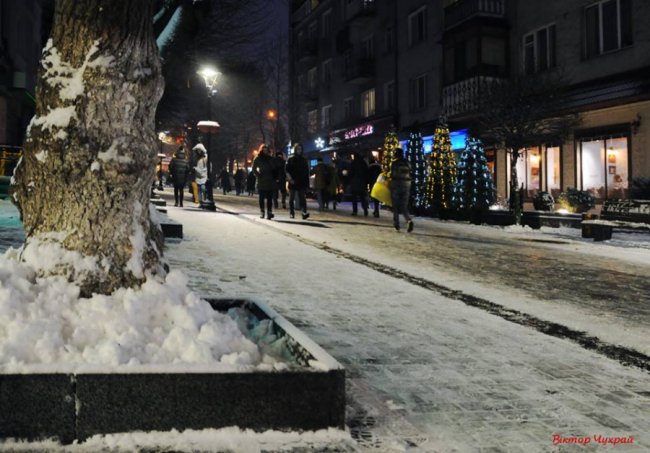 Сніжний вечір у Луцьку. ФОТО