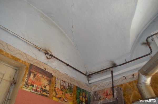 Історія без терміну давності: за мешканців аварійного будинку «взялися» у Луцькраді. ФОТО