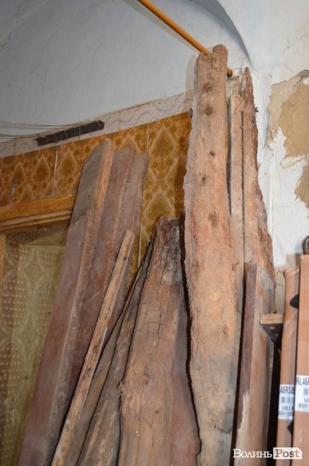 Гнилі балки, які лежали на підлозі