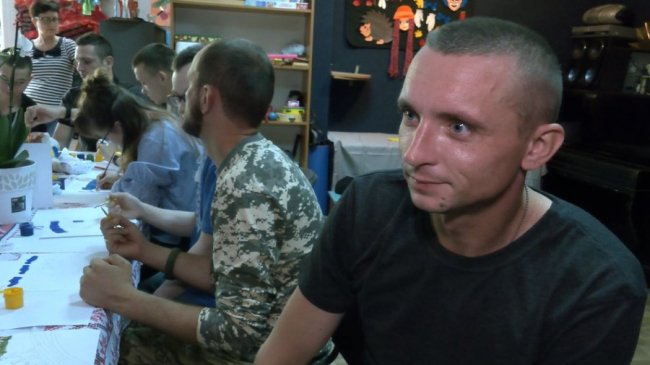 У Луцьку діти з синдромом Дауна та їхні батьки організовують заняття арттерапії для військових