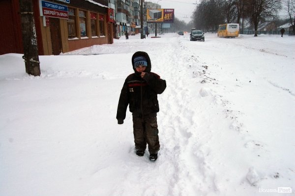 Сніг у Луцьку: вулиця Львівська. ФОТО