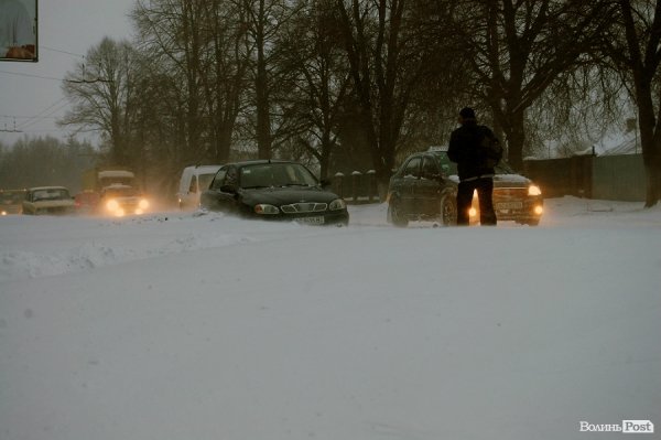 Сніг у Луцьку: вулиця Львівська. ФОТО