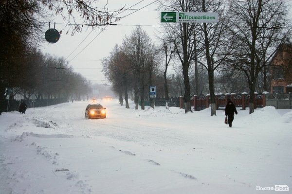 Сніг у Луцьку: вулиця Львівська. ФОТО
