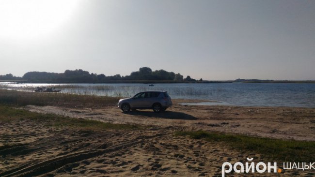 Автохам припаркувався в озері Світязь. ФОТО