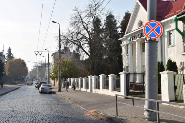  У Луцьку порушників паркування «лякали» листівками. ФОТО