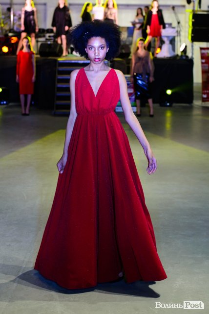 Вишукані наряди і граційні танці: у Луцьку відбулася головна світська подія весни. ФОТО