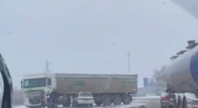 Аварія у Луцьку: зіткнулися фура і легковик