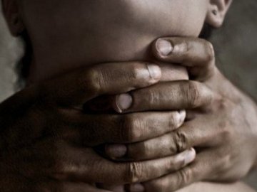 На Волині чоловік намагався зґвалтувати жінку в сараї 