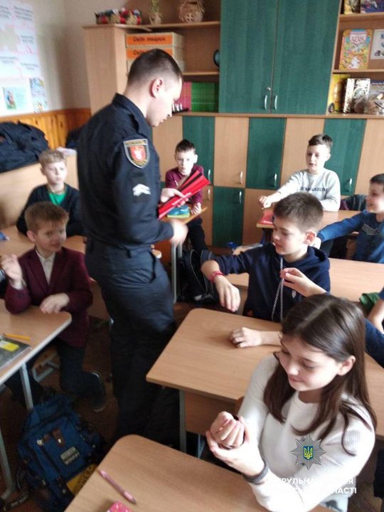 Учні луцької гімназії тепер «світлодіти». ФОТО