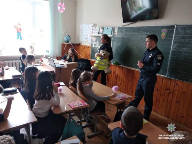 Учні луцької гімназії тепер «світлодіти». ФОТО