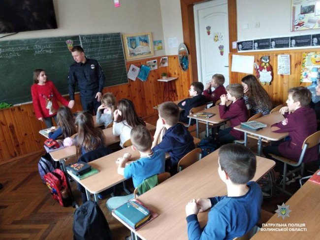 Учні луцької гімназії тепер «світлодіти». ФОТО