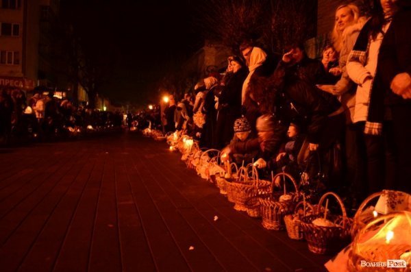 У центрі Луцька святили паски. ФОТО