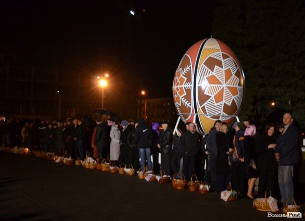 У центрі Луцька святили паски. ФОТО