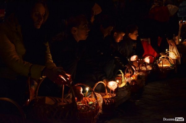 У центрі Луцька святили паски. ФОТО